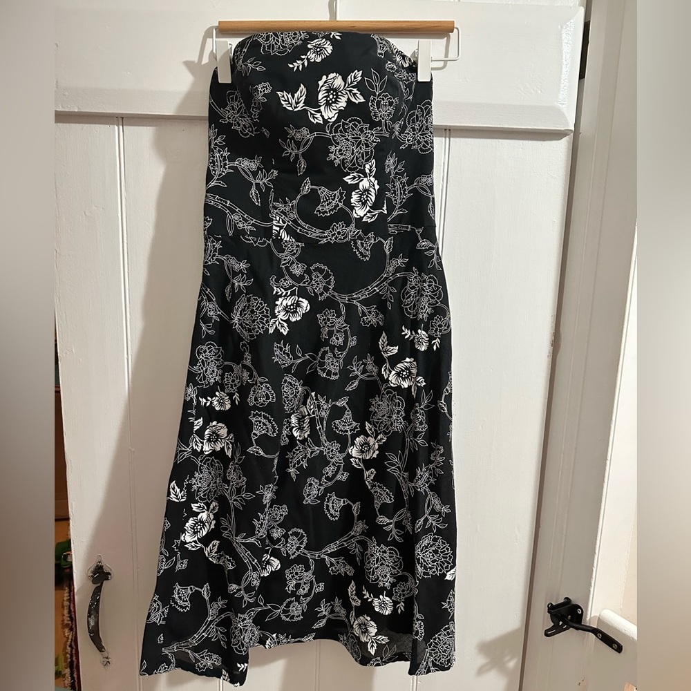 White House Black Market lined strapless size 4 black & white print dress!!